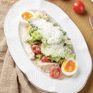 Салат с курицей и соусом кешью