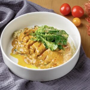 Куриный стейк с орзо и соусом карри