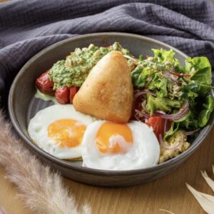 Завтрак с хумусом с сосисками, с шпинатно грибным соусом