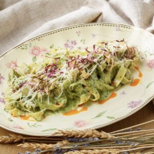 Паста с курицей, грибами и шпинатом